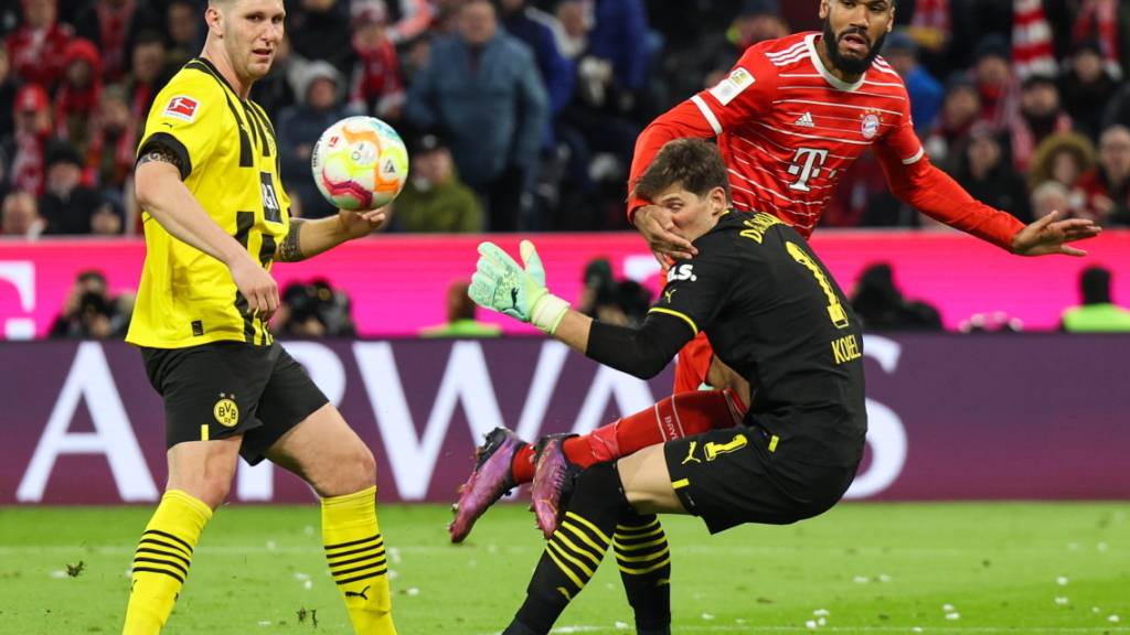 Dortmunds Goalie Gregor Kobel kassiert gegen Bayern München eine Ohrfeige
