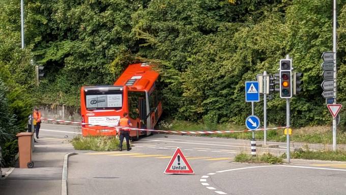 RBS-Bus macht sich selbstständig und prallt in Hang – zwei Personen verletzt