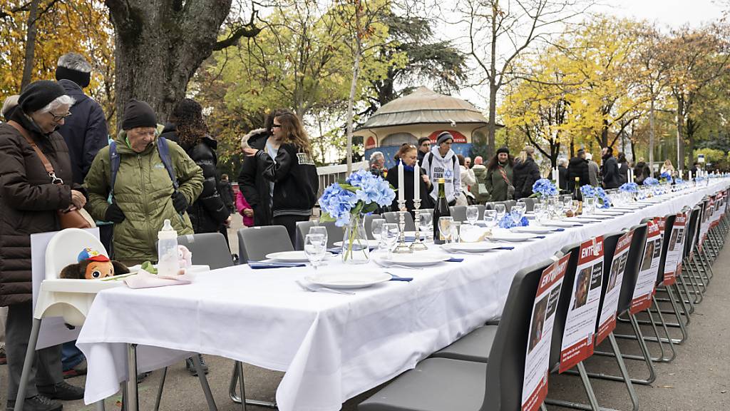 In Zürich erinnert ein Tisch mit 240 leeren Stühlen an die israelischen Geiseln.