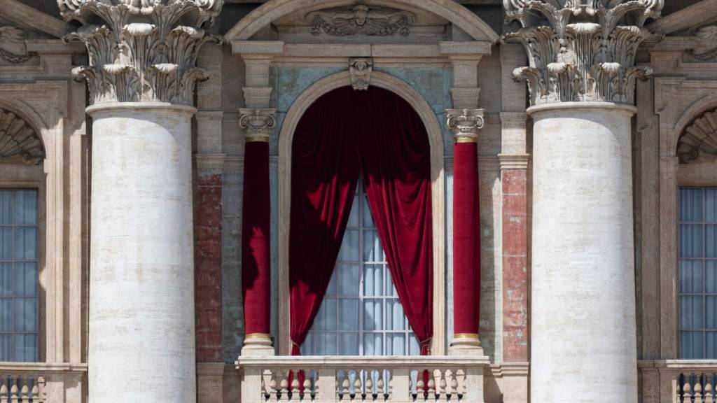 Die Benediktionsloggia des Petersdoms. Am 7. Mai beginnt das Konklave zur Wahl eines neuen Papstes. Fast täglich kommen die in Rom versammelten Kardinäle bis dahin hinter verschlossenen Türen zusammen, um die Papst-Wahl vorzubereiten. Dabei wird auch schon über das Profil eines möglichen Nachfolgers des verstorbenen Papstes Franziskus beraten. Foto: Marijan Murat/dpa