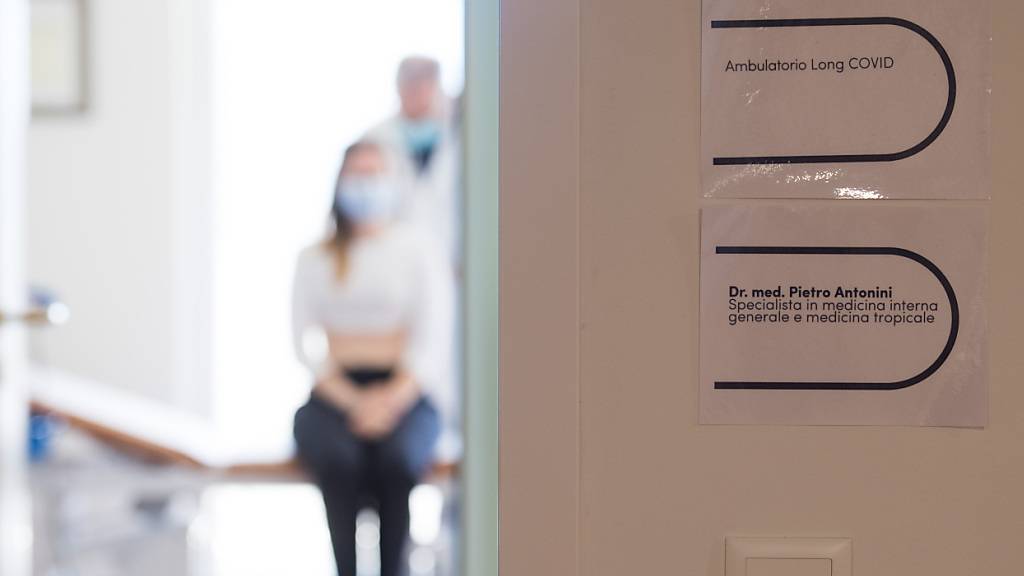 In einer Tessiner Klinik wird eine Patientin mit Long Covid behandelt. (Archivaufnahme)