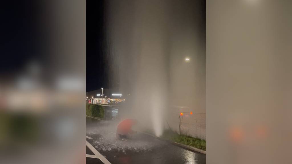 Umgefahrener Hydrant sorgt für meterhohe Wasserfontäne in Heimberg