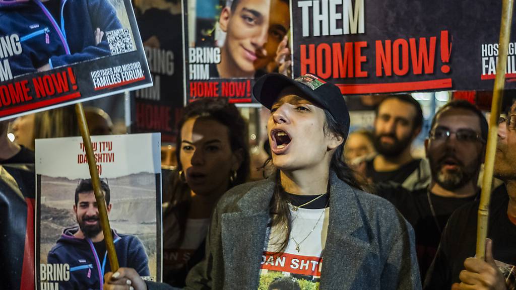 ARCHIV - Israelis und Angehörige der Geiselfamilien protestieren vor dem Militärstützpunkt Kiriya und fordern Premierminister Netanjahu auf, sich stärker für die Freilassung der verbleibenden Geiseln im Gazastreifen einzusetzen. Foto: Ilia Yefimovich/dpa