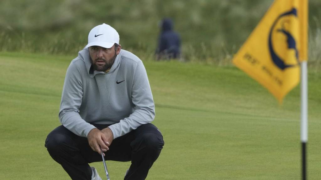 Scottie Scheffler schaut sich das Green genau an