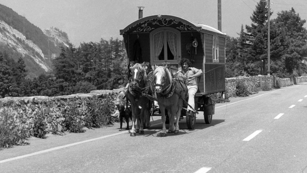 Bis 1973 wurden in der Schweiz rund 2000 Kinder aus Jenischen- und Sinti-Familien zwangsplatziert. Im Bild eine jenische Familie 1978 unterwegs in Graubünden. (Archiv)