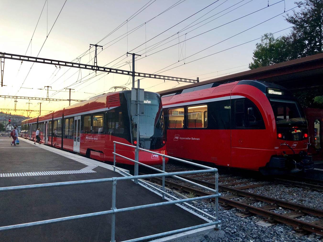 Der Zug Walzer (rechts im Bild) ist seit dem 6. August 2018 nach Gossau im Einsatz. (Bild: Appenzeller Bahnen)