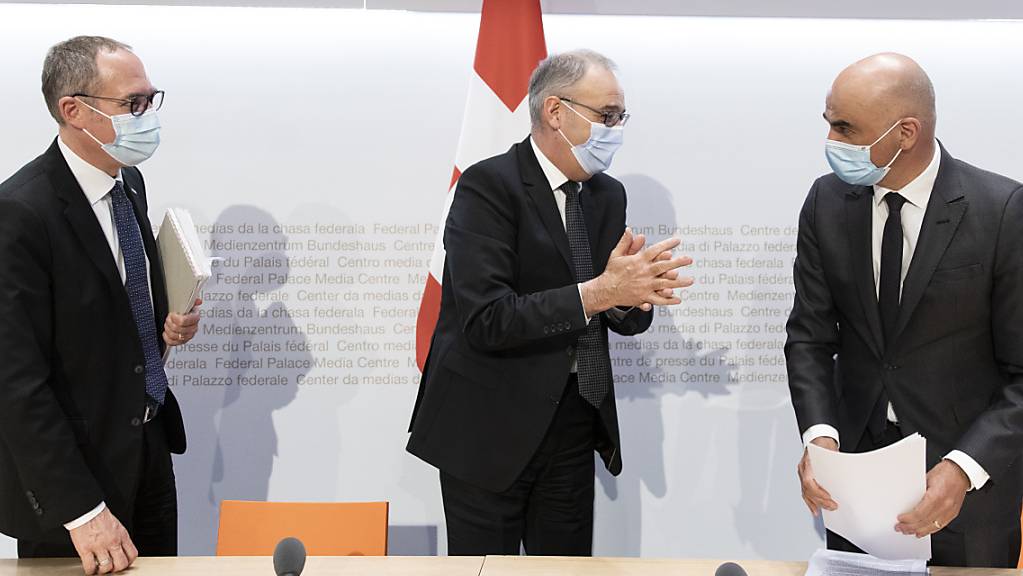 Bundespräsident Guy Parmelin (Mitte), Gesundheitsminister Alain Berset (rechts) sowie Kantonsvertreter Christian Rathgeb kämpfen zum zweiten Mal vereint gegen ein Referendum gegen das Covid-19-Gesetz.