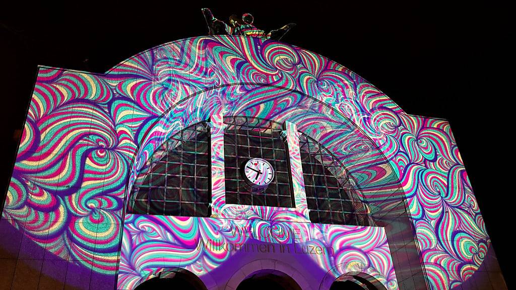 Eine Lichtinstallation im Rahmen des Lichtfestivals Lilu am Torbogen in Luzern. (Archivaufnahme)