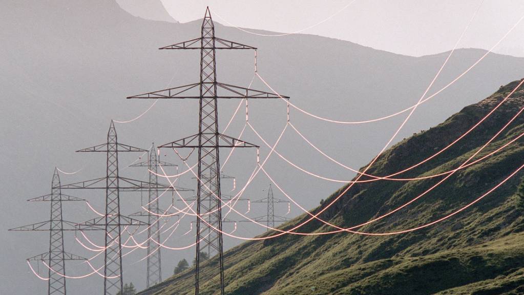 Hochspannungsleitungen auf dem Berninapass leuchten in der Abendsonne. Das Bündner Energieunternehmen Repower verkaufte 2021 deutlich mehr Strom und Gas. (Archivbild)