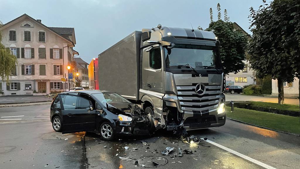 Lastwagen missachtet Vortritt und rammt Auto – 3 Personen verletzt