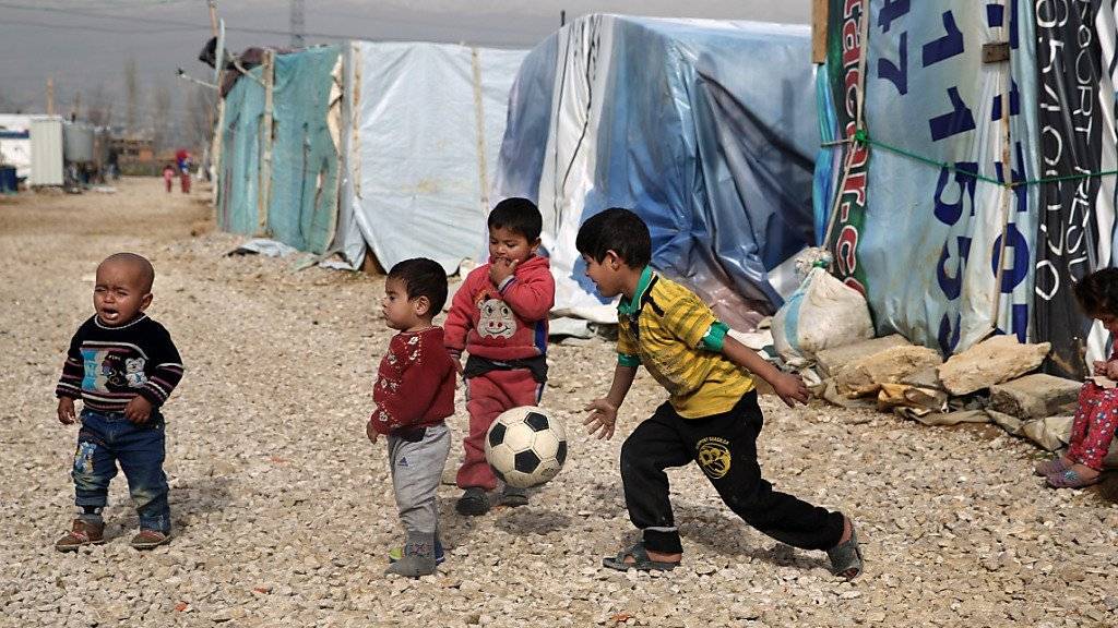 Syrische Flüchtlingskinder spielen in einem Flüchtlingslager im Libanon. 3,7 Millionen Flüchtlingskinder können, einem UNHCR Bericht zufolge, keine Schule besuchen. Damit schwinden ihre Chancen für eine bessere Zukunft.