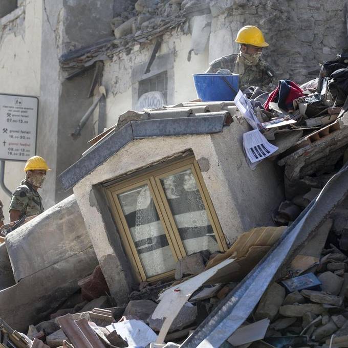 Mindestens 120 Personen starben bei den Erdbeben