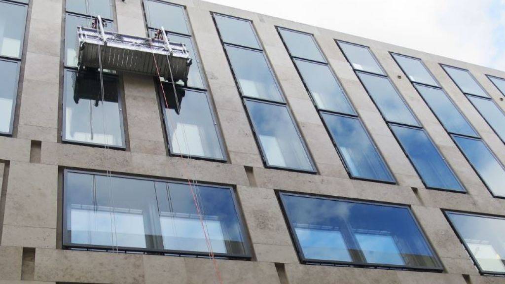 Spezialisten von Schutz&Rettung Zürich haben nach zwei Stunden zwei Fensterputzer aus misslicher Lage befreit.