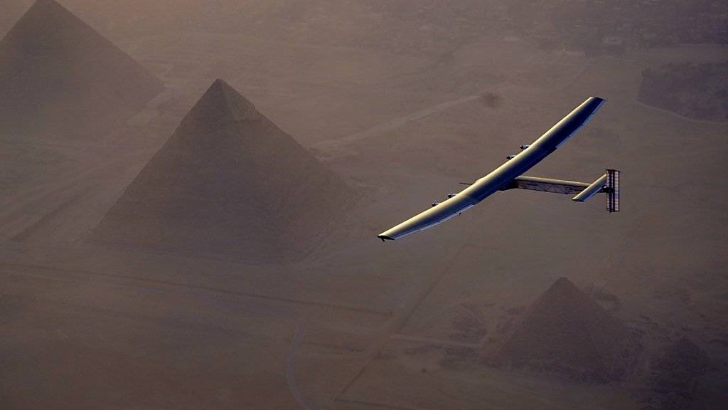 Die Solar Impulse 2 bei ihrer Ankunft in Kairo am 13. Juli: Diesen Sonntag nimmt Pilot Bertrand Piccard die letzte Etappe nach Abu Dhabi in Angriff. (Archiv).