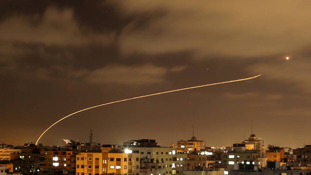 Israels Iron-Dome-Raketenabwehrsystem fängt Raketen ab, die aus dem Gazastreifen in Richtung Israel abgefeuert werden. Foto: Bashar Taleb/APA Images via ZUMA Wire/dpa