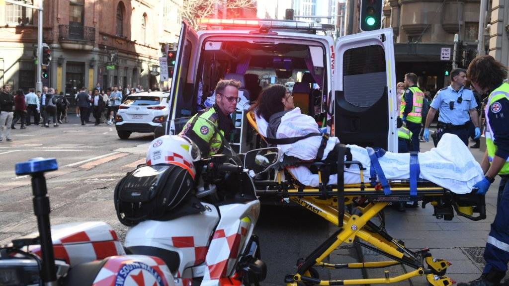 Auf offener Strasse: In Sydney hat ein Mann auf eine Frau eingestochen und weitere Passanten verfolgt.