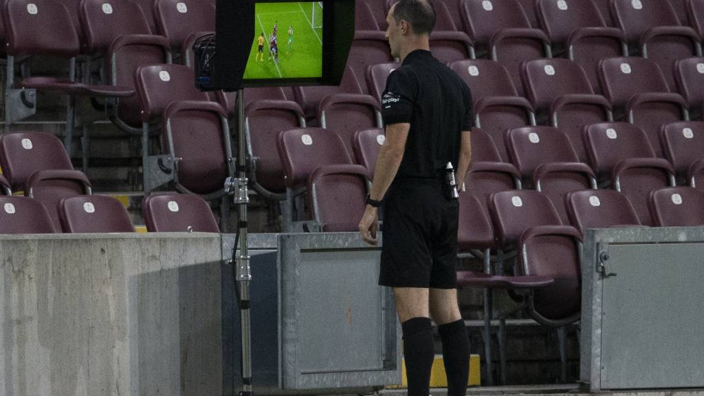 Stefan Horisberger, der am Samstag die Partie zwischen den Young Boys und Luzern gepfiffen hat, schaut sich eine Szene auf dem Videobildschirm an. (Archivbild)