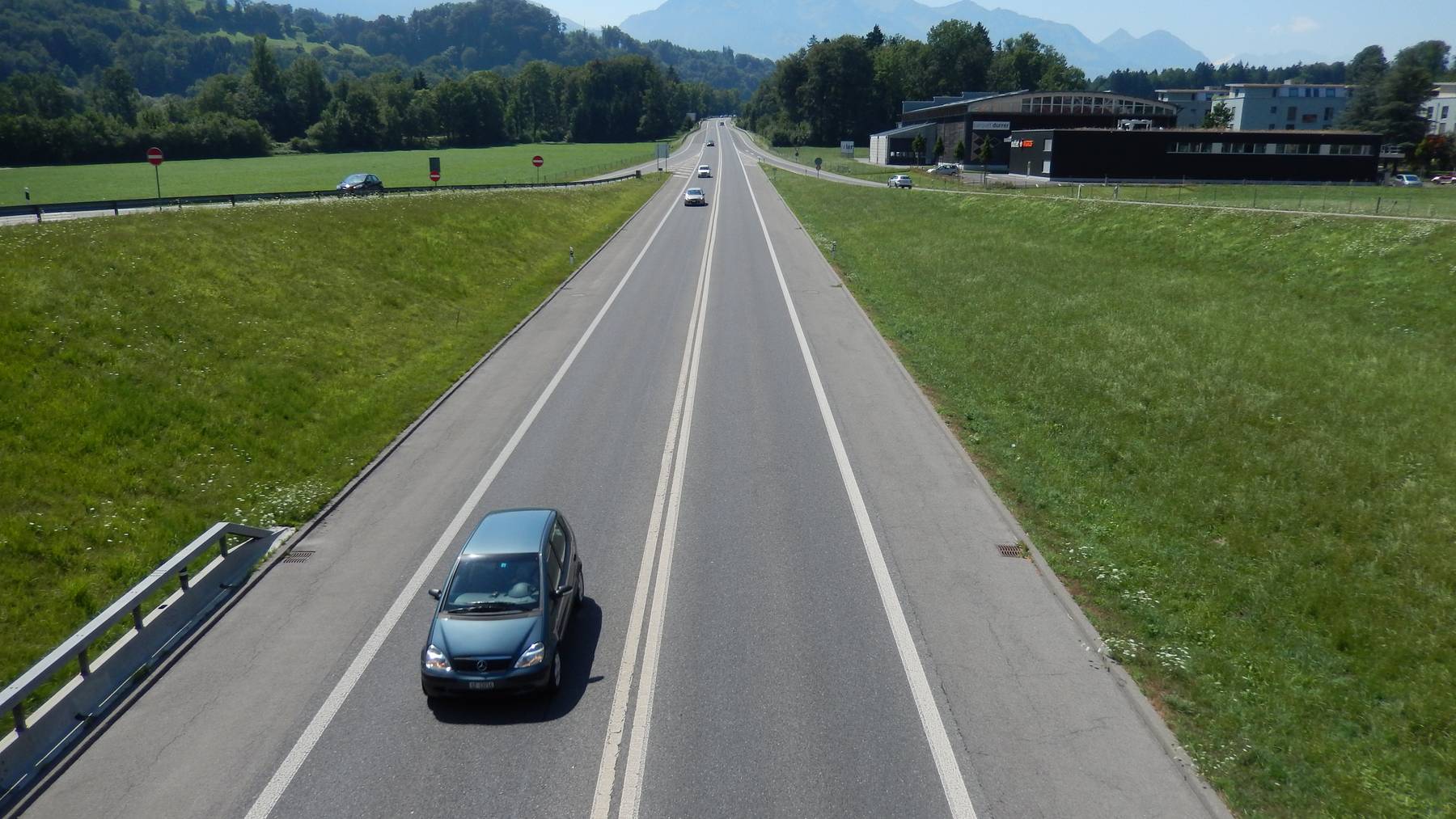 Die Autostrasse A8 bei Alpnach.