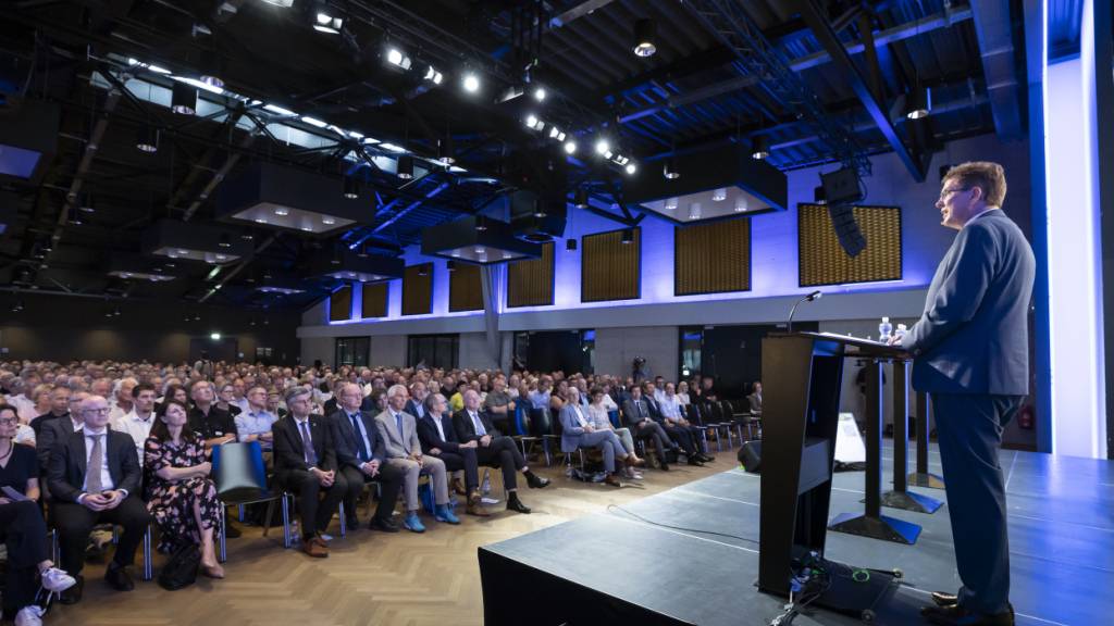 Bundesrat Albert Rösti am Montagabend vor rund 400 Personen in Fisibach AG.