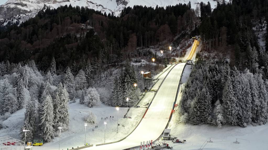 Wenn die Schweiz den Zuschlag für die Olympischen Winterspiele 2038 erhält, dürften in Engelberg auf der Titlis-Schanze die Skisprung-Wettkämpfe über die Bühne gehen. (Symbolbild)