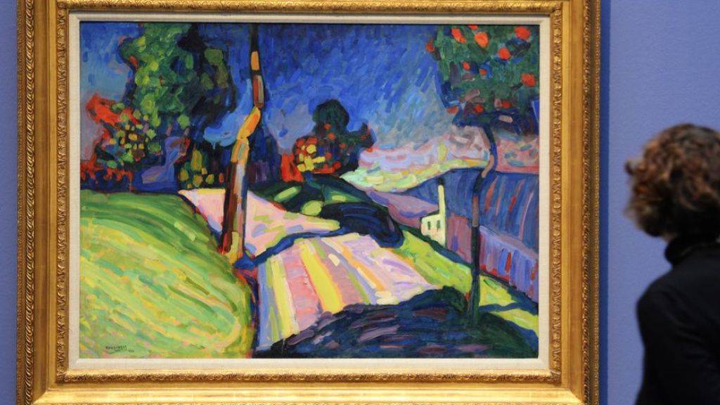 Eine Museumsbesucherin schaut sich das Werk «Murnau, Kohlgruberstrasse» des Künstlers Wassily Kandinsky aus dem Jahr 1908 an. Gemäss einer neuen Studie differieren Urteile über Kunst von Betrachter zu Betrachter zum Teil erheblich (Archivbild).
