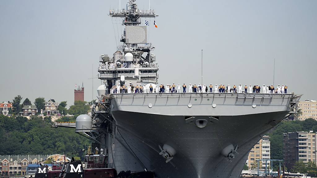 ARCHIV - Matrosen und Militärangehörige treffen im Juni während der Flottenwoche auf dem amphibischen Angriffsschiff «USS Wasp» auf dem Hudson River ein. Foto: John Minchillo/AP/dpa/Archivbild