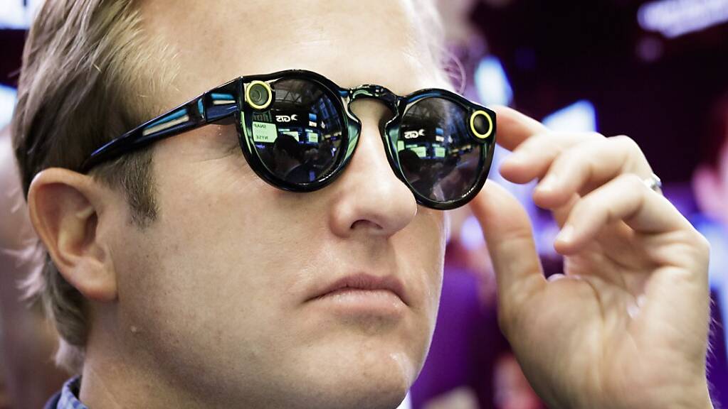 Ein Banker in New York trägt die Snapchat-Computerbrille «Spectacles». (Archivbild)