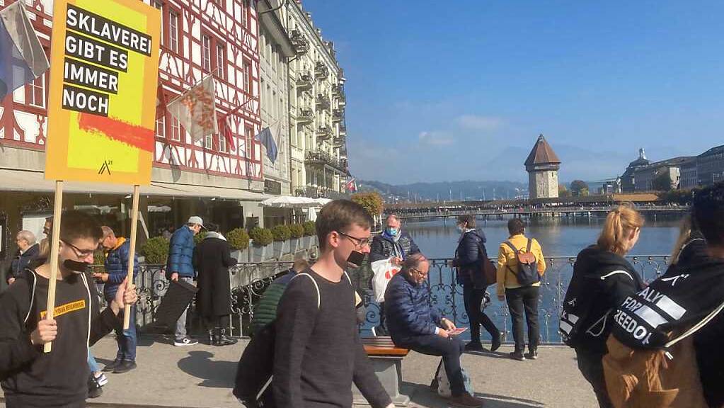 In mehreren Schweizer Städten – wie hier in Luzern – demonstrierten am Samstag Menschen bei stummen Märschen gegen Sklaverei und Menschenhandel.