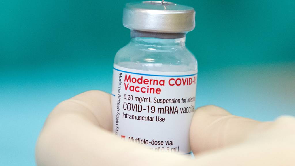 ARCHIV - Der US-Hersteller Moderna will bis zu 500 Millionen Dosen seines Corona-Impfstoffs an die internationale Initiative Covax zur Versorgung ärmerer Länder liefern. Foto: Friso Gentsch/dpa