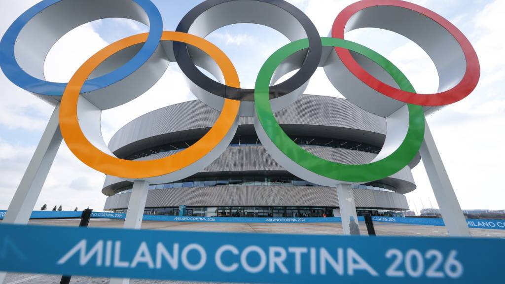 Die Olympischen Ringe auf dem Vorplatz des Eishockeystadions in Mailand