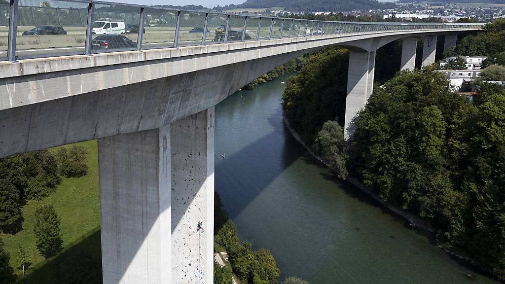 Kletterbegeisterte können neuerdings an zwei Brückenpfeilern des Berner Felsenauviadukts emporklimmen. Die Anlage ist am Samstag feierlich eröffnet worden.