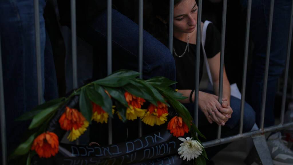 Angehörige und Freunde trauern in Modiin, Israel, während der Beerdigung des israelischen Soldaten Staff Sergeant Itay Yavetz, der im Gazastreifen getötet wurde. Foto: Francisco Seco/AP/dpa