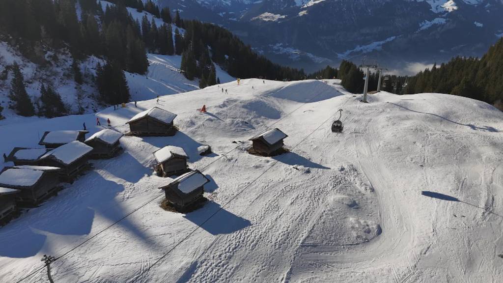 Gut gefüllte Skipisten am Hasliberg