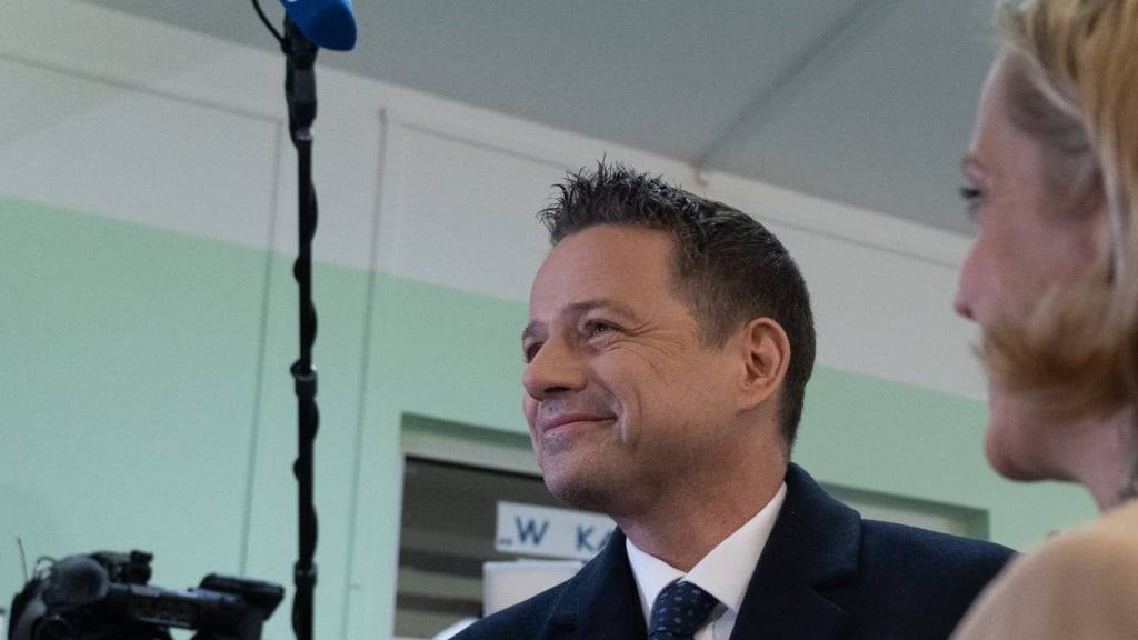 Der Bürgermeister von Warschau und Präsidentschaftskandidat der Bürgerlichen Koalition (KO), Rafal Trzaskowski, und seine Frau Malgorzata Trzaskowska bei der ersten Runde der Präsidentschaftswahlen. Foto: Marek Antoni Iwanczuk/SOPA Images via ZUMA Press Wire/dpa
