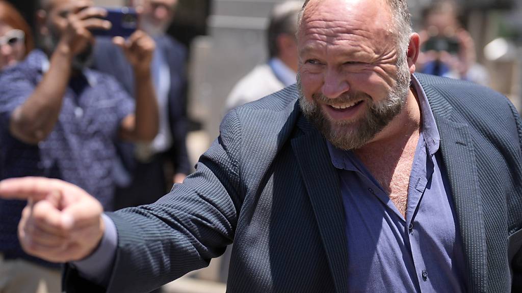 Alex Jones, Verschwörungsideologe aus den USA, zeigt in eine Kamera, als er das Bundesgericht während einer Mittagspause in einer Konkursanhörung verlässt. Foto: David J. Phillip/AP/dpa