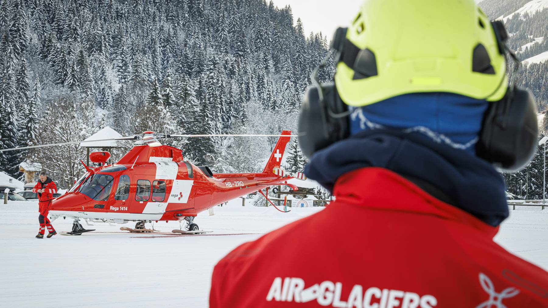 Rega-Crews, die Alpine Rettung Schweiz, mehrere Helikopter der Rega und AirGlaciers sowie Gebirgsspezialisten der Kantonspolizei Bern standen im Einsatz. .