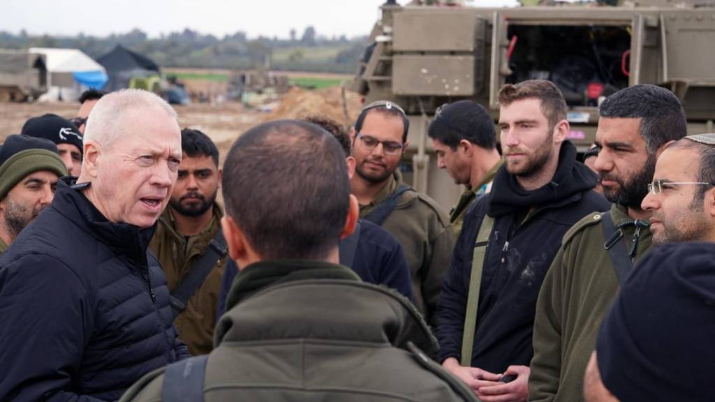 HANDOUT - Israels Verteidigungsminister Joav Galant (l) bei einem Treffen Ende Januar mit Soldaten am Rande des Gazastreifens. Foto: Ariel Hermoni/Israel Mod/ZUMA Press Wire/dpa