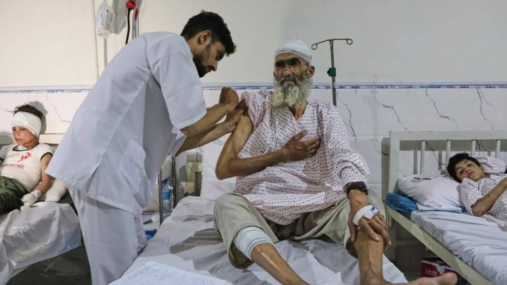 dpatopbilder - Afghanen werden im Regionalkrankenhaus von Nangarhar in Dschalalabad behandelt. Foto: Siddiqullah Alizai/AP/dpa
