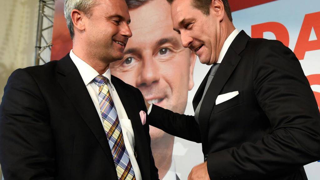 Hofer (l.) und Strache geben sich nicht geschlagen: Ihre Partei FPÖ ficht das Ergebnis des Bundespräsidentenwahl an.