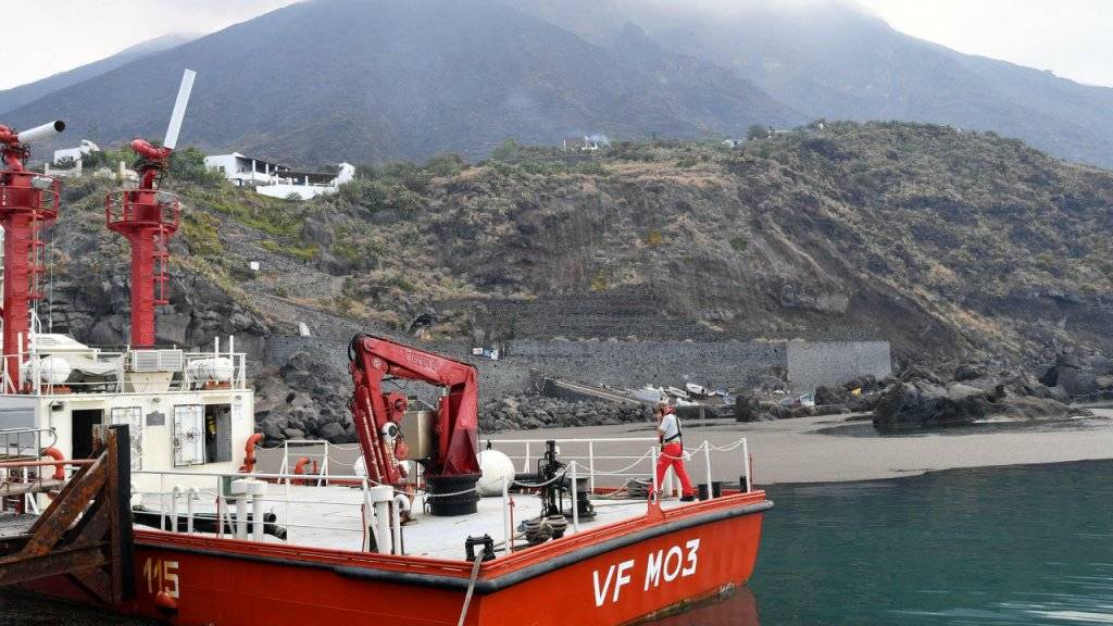 Ein Feuerwehrboot an der Anlegestelle von Ginostra auf Stromboli. Feuerwehrmannschaften und Canadair-Flugzeuge waren am Donnerstag mit Löscharbeiten nach dem heftigen Vulkanausbruch vom Mittwoch beschäftigt.