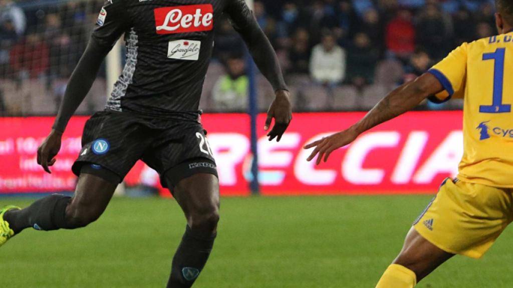 Napolis Verteidiger Kalidou Koulibaly (links) gegen Douglas Costa von Juventus Turin