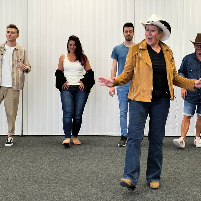Line-Dance-Coach macht das Team von RADIO BERN1 zu tanzenden Cowgirls und -boys
