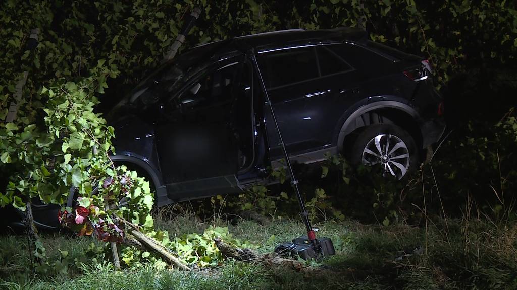 Auto überschlagt sich bei Unfall in Hallau mehrfach – Lenkerin erheblich verletzt