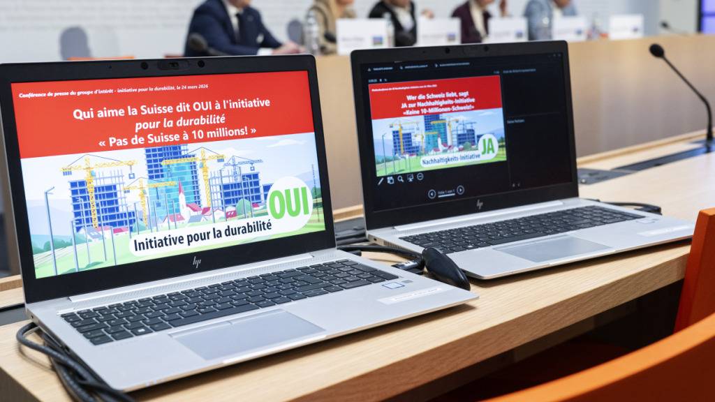 Fünf Parlamentsmitglieder der SVP stellen die Kampagne für die Volksinitiative «Keine 10 Millionen-Schweiz» in Bern den Medien vor. Darüber abgestimmt wird am 14. Juni.