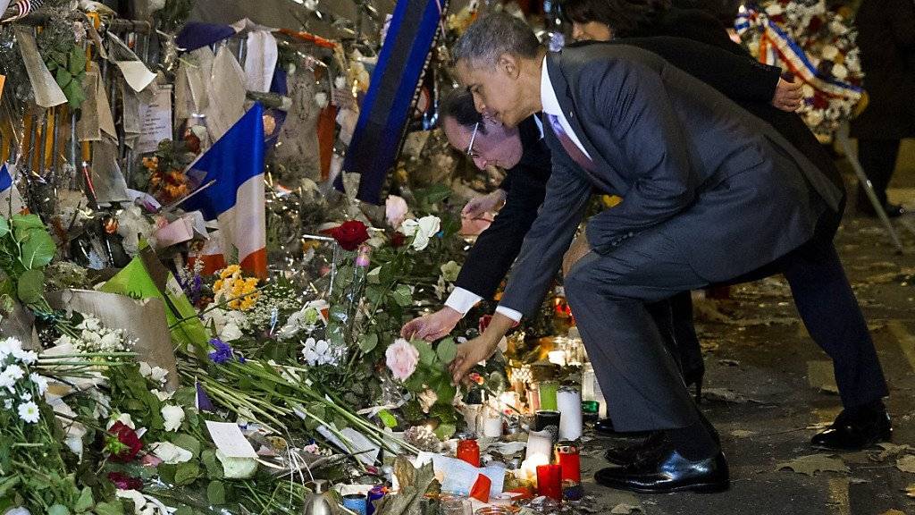 US-Präsident Obama legt zusammen mit dem französischen Staatschef Hollande beim Club «Bataclan» Blumen zum Gedenken an die Opfer der Anschläge von Paris nieder.