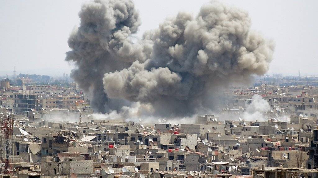 Selbst die syrische Hauptstadt Damaskus ist vom Krieg nicht verschont: Rauch über dem Viertel Hadschar al-Aswad, das von der Terrormiliz Islamischer Staat (IS) drangsaliert wird (Aufnahme vom 24. April 2018).
