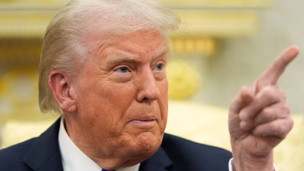 Präsident Donald Trump zeigt auf einen Reporter, während er sich mit NATO-Generalsekretär Rutte im Oval Office des Weißen Hauses trifft. Foto: Alex Brandon/AP/dpa