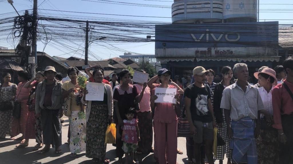 Hunderte Menschen warten vor dem Insein-Gefängnis in Yangon auf Angehörige. Foto: Yu Yu Lin/dpa