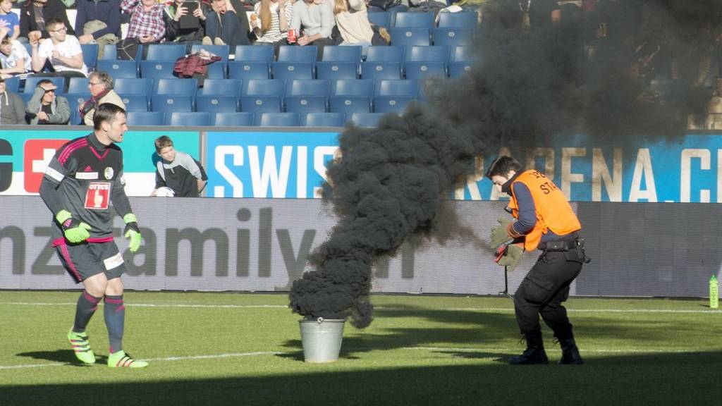 Beim Spiel zwischen Luzern und St.Gallen im Februar 2016 flogen Rauchbomben und Böller auf den Platz (Archiv).