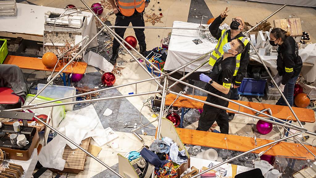 Die abgestürzte Weihnachtsdekoration im Einkaufszentrum in Schwyz. Eine Person wurde schwer verletzt, fünf weitere leicht.